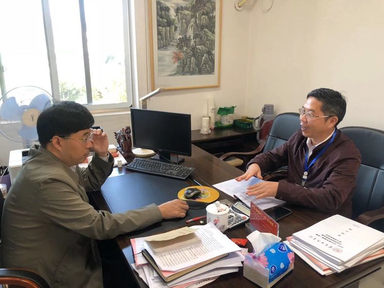 学员黄武清与导师交流中山学员胡平,马玉俊与导师交流中山学员王义国